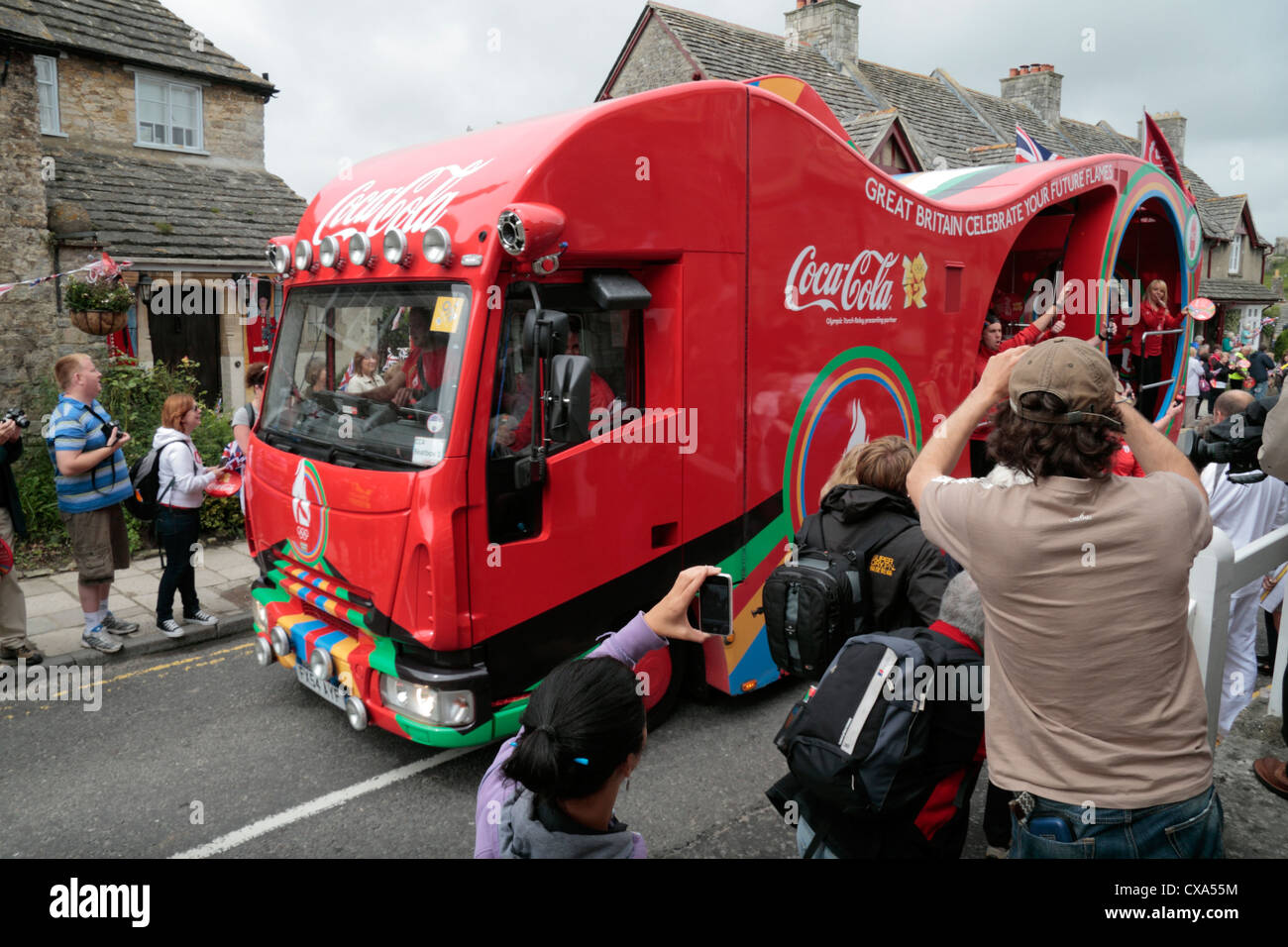 Le bus de Coca Cola, une partie de la flamme des Jeux Olympiques de 2012 à Londres, relais de la conduite dans le château de Corfe, Dorset, UK. (13 juillet 2012) Banque D'Images