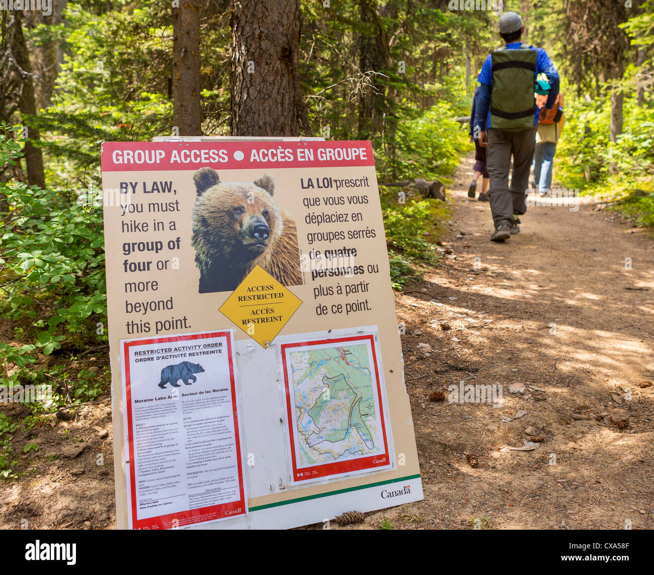 L'ALBERTA, CANADA - Ours panneau d'avertissement sur le sentier dans la région de Paradise Valley, dans le parc national Banff. Banque D'Images