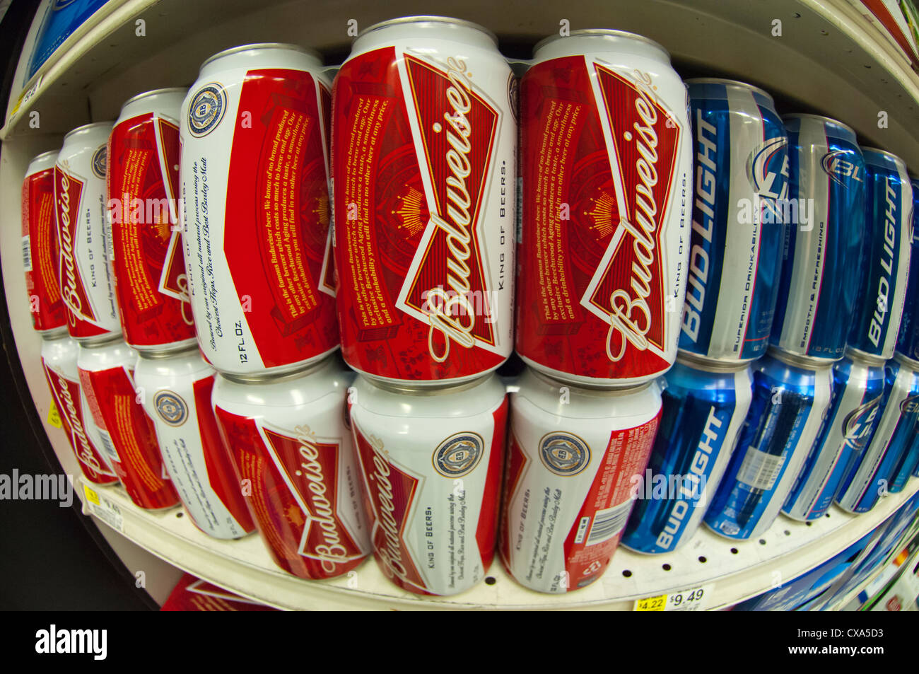 Six-pack de bière Bud Light et Budweiser par le brasseur Anheuser-Busch dans un supermarché de New York Banque D'Images