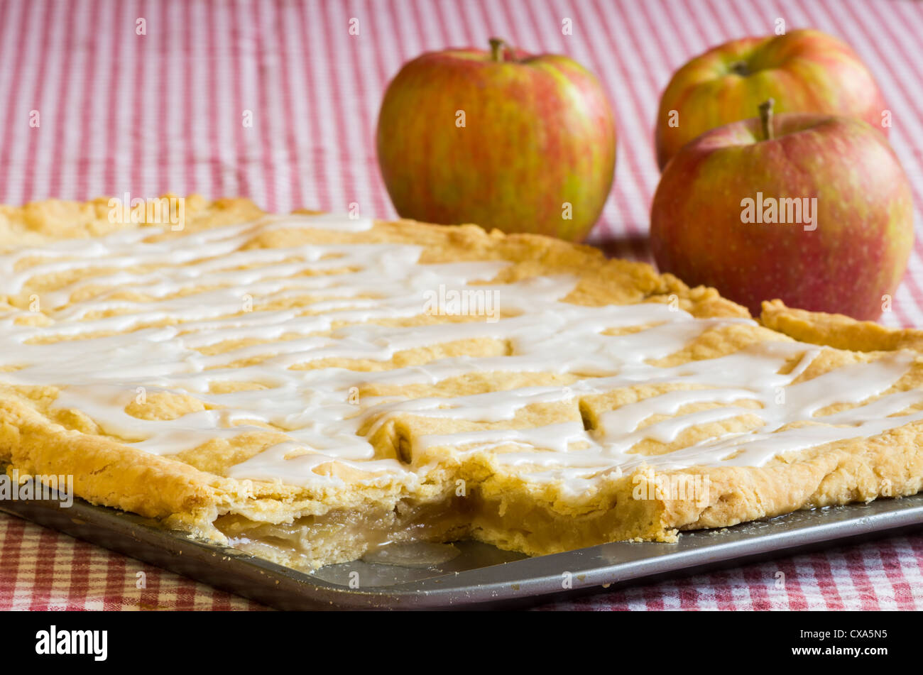 Une casserole de dalle apple pie on vérifié avec les pommes Banque D'Images