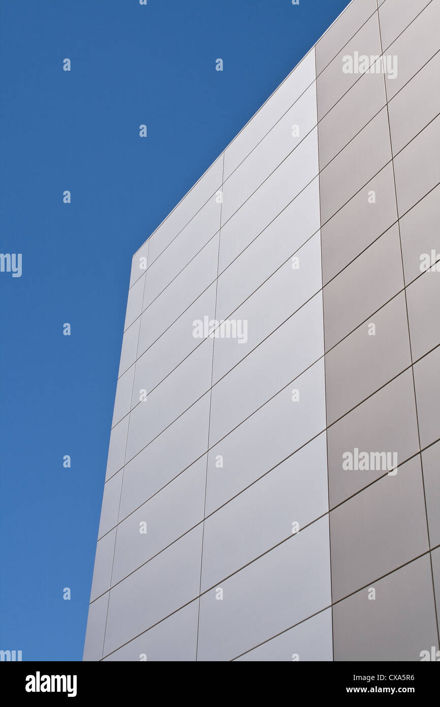 Façade en acier sur un immeuble moderne sur ciel bleu Banque D'Images