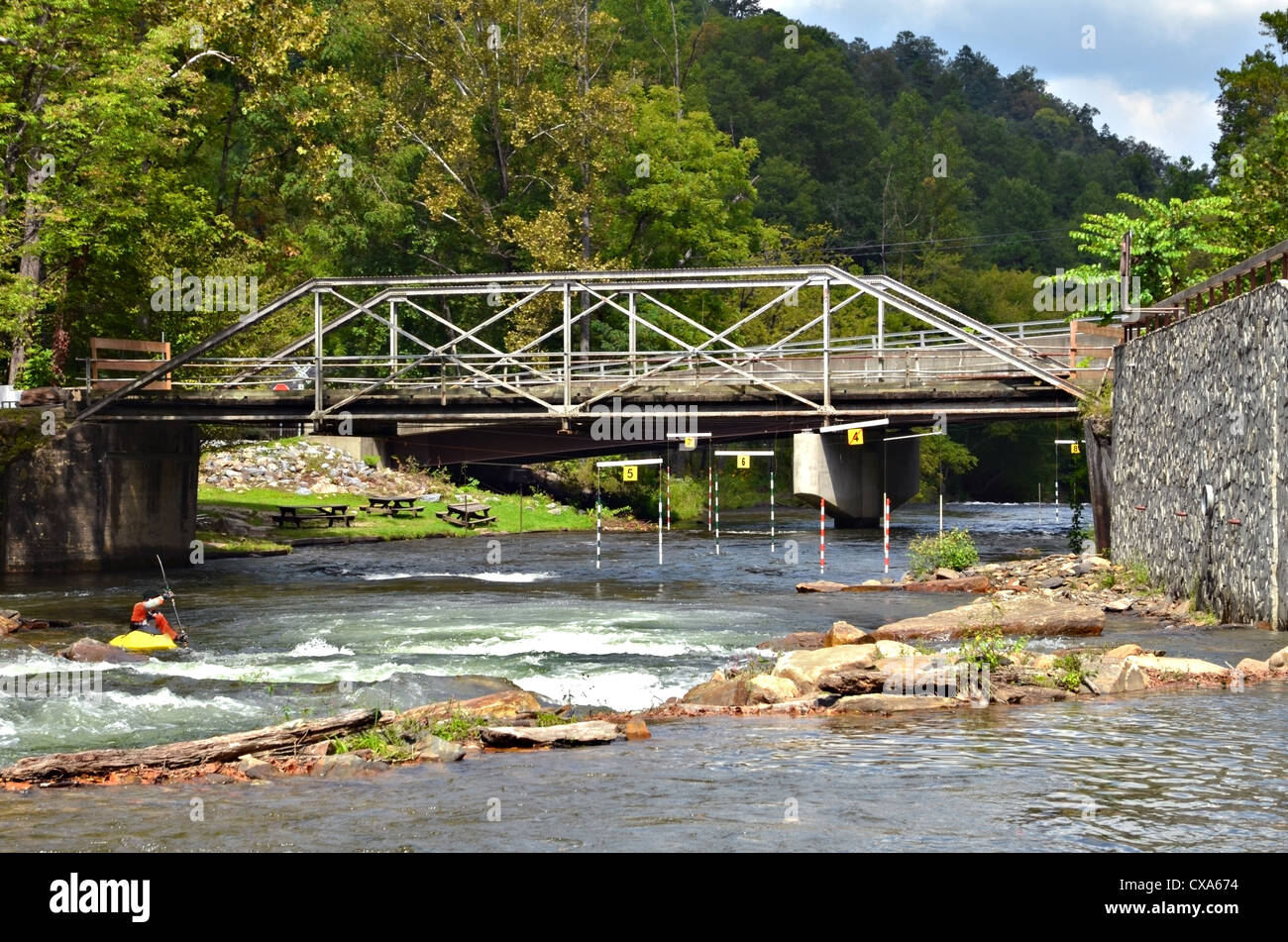 Vue d'une belle rivière de montagne montrant un pont et un slalom. Banque D'Images