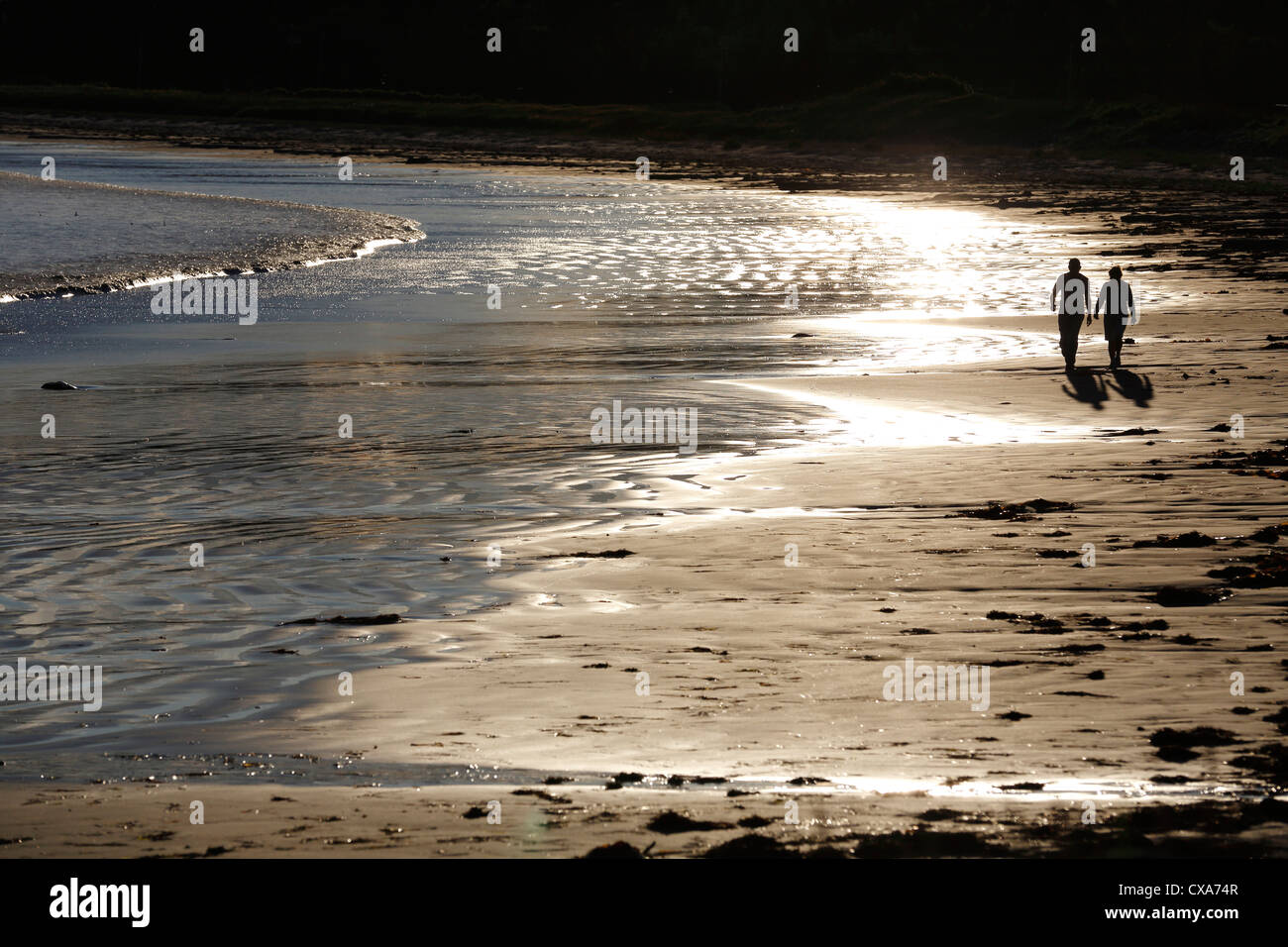 Un couple en train de marcher sur la plage à Hunts Point, Nouvelle-Écosse Banque D'Images