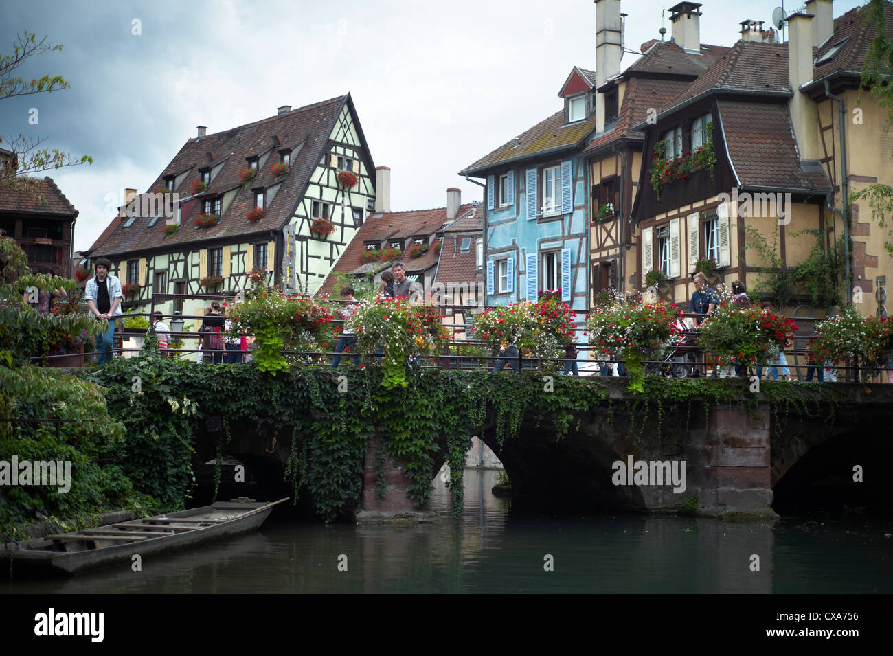 Bateau de tourisme sur canal dans Petit Venise ( petite Venise ) Colmar Alsace France Banque D'Images