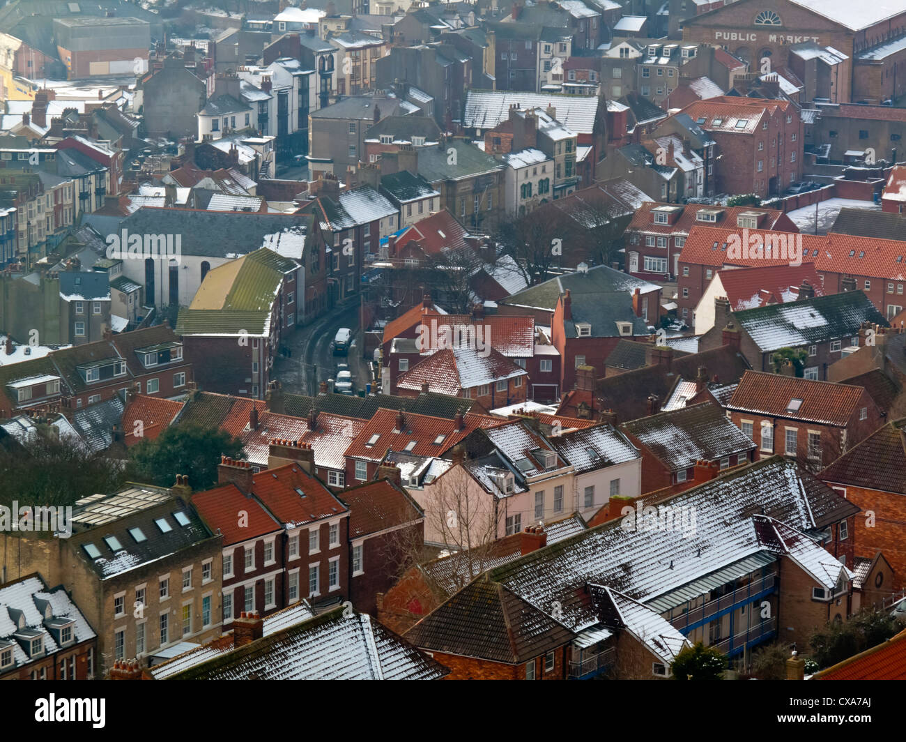 Vue sur les toits, à Scarborough, North Yorkshire Angleterre UK en hiver après une légère chute de neige Banque D'Images