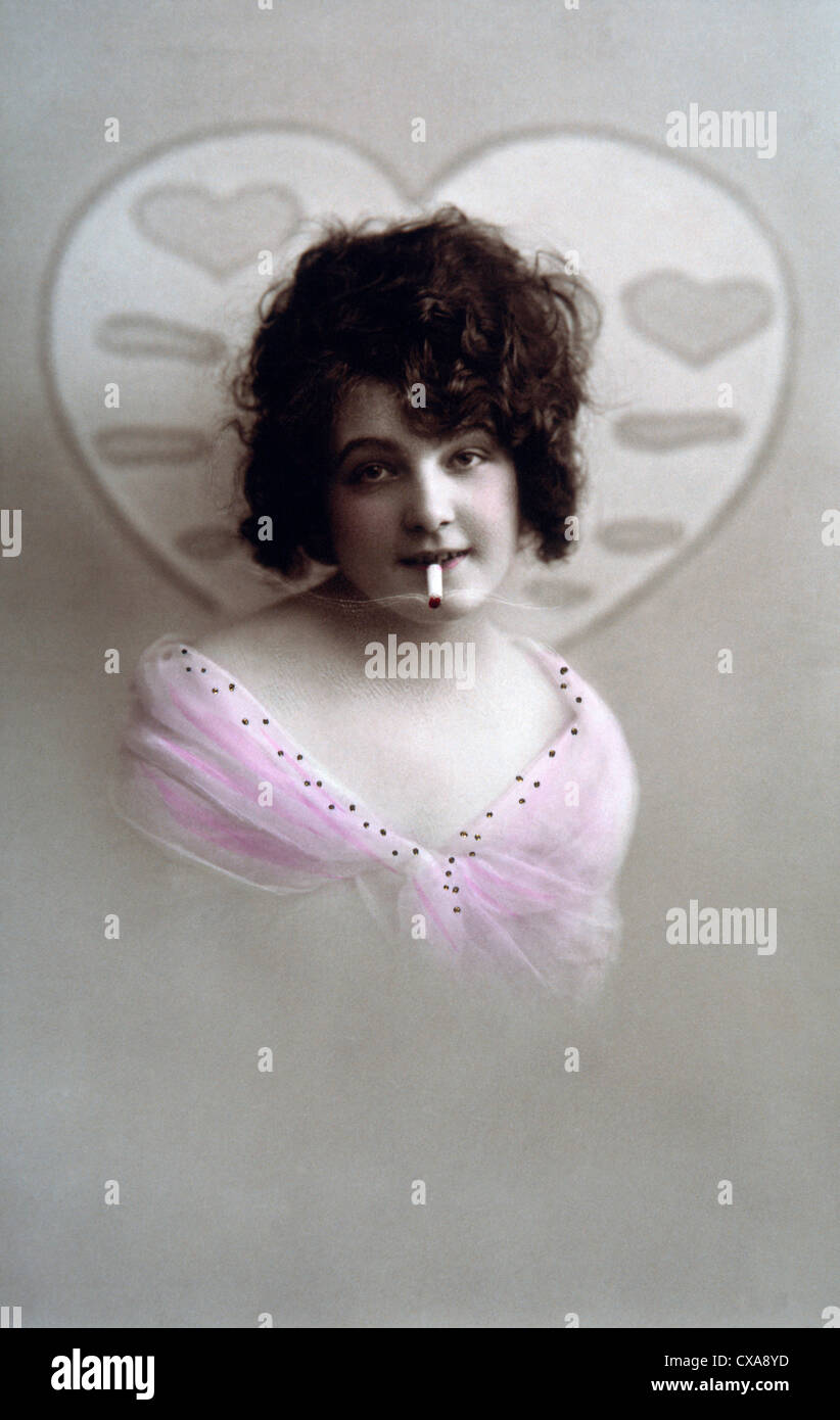 Femme de fumer la cigarette, Hand-Colored photographie, vers 1900 Banque D'Images