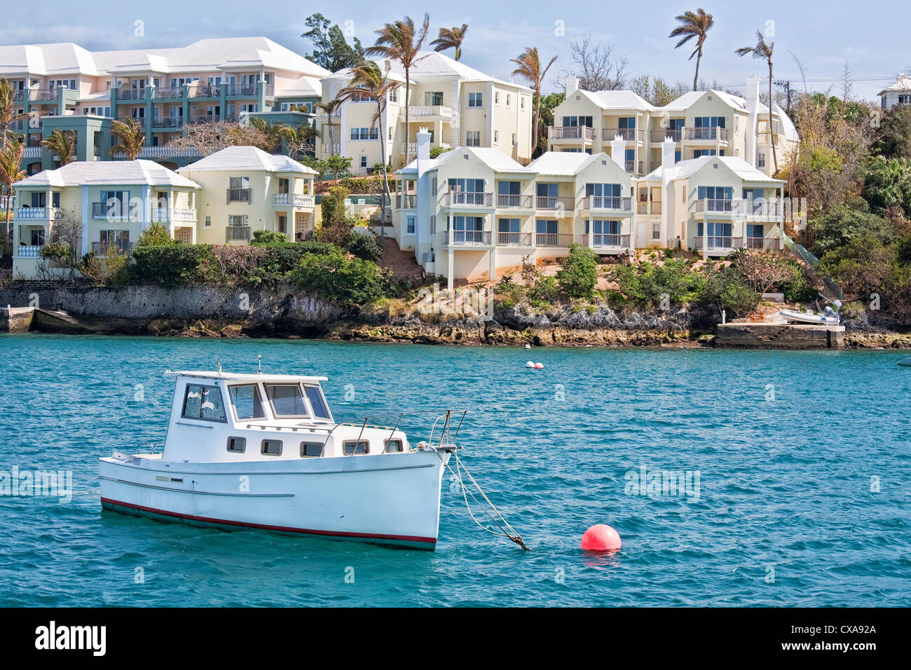 Une embarcation de plaisance amarrés sur le littoral du port de Hamilton, Bermudes. Banque D'Images