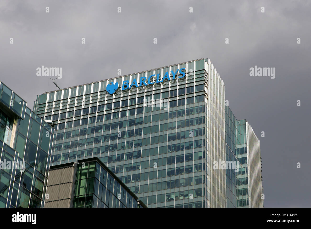 Sombres nuages sur le bâtiment abritant le siège social de la banque Barclays, canary wharf - Docklands Londres Banque D'Images
