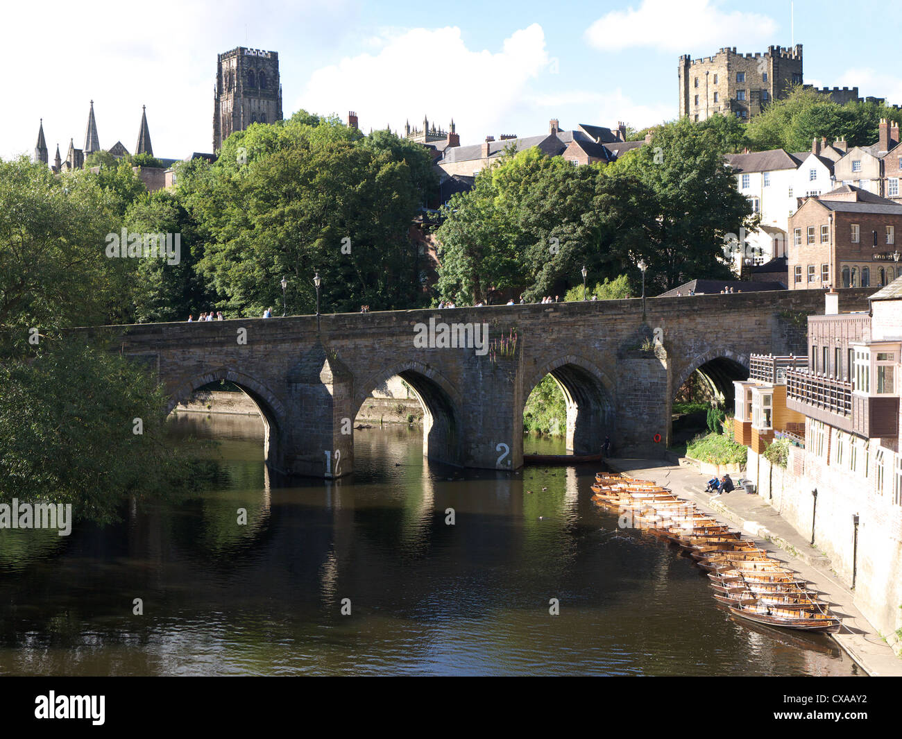 Vue sur le pont traversant la rivière Elvet porter dans la ville de Durham en Angleterre du Nord-Est Banque D'Images