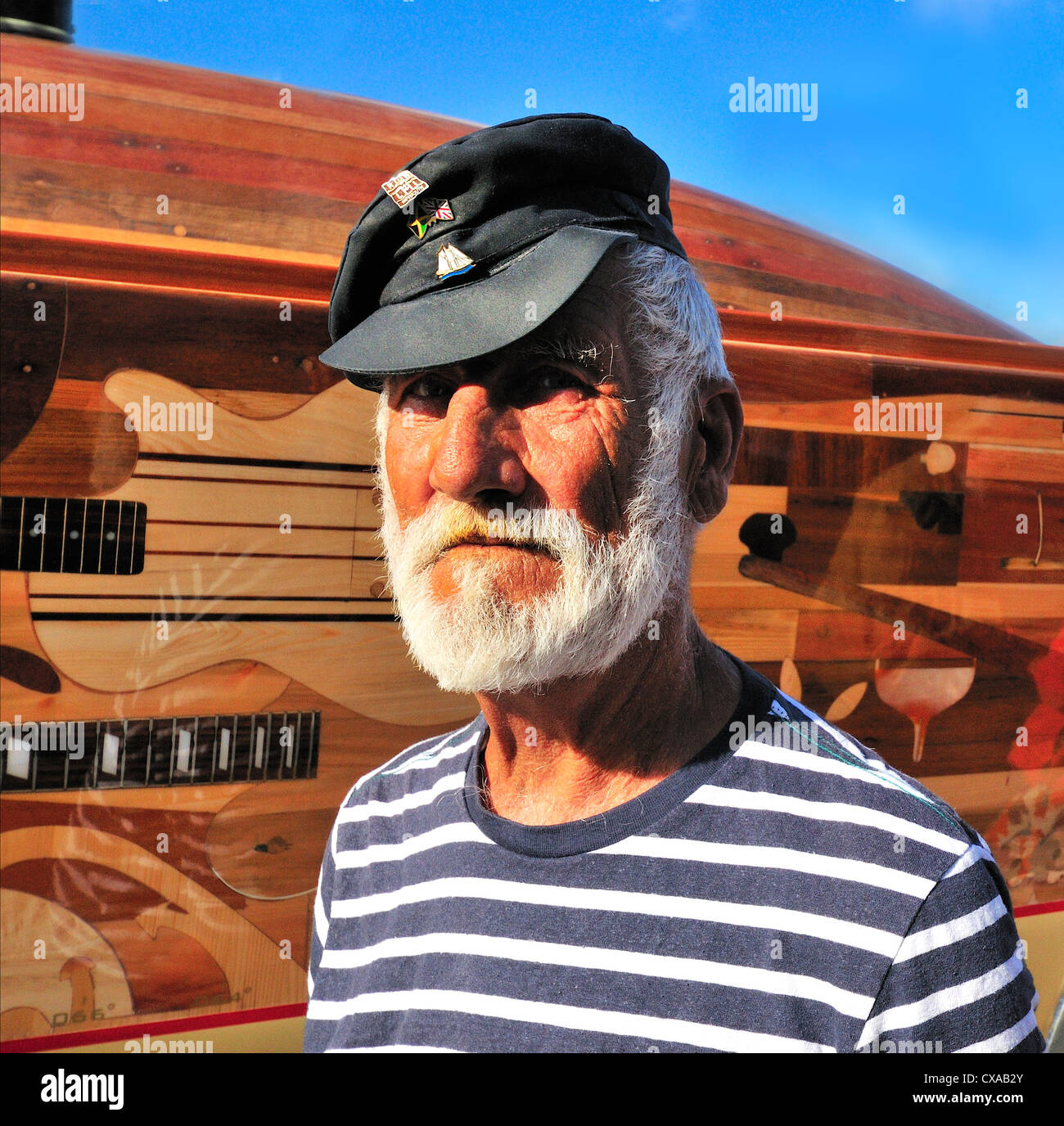Personnage 'saman' vu sur Weymouth Town Quay, Weymouth , Dorset, avec le yacht de Lone Twin pour l'Olympiade culturelle derrière. Angleterre, Royaume-Uni Banque D'Images