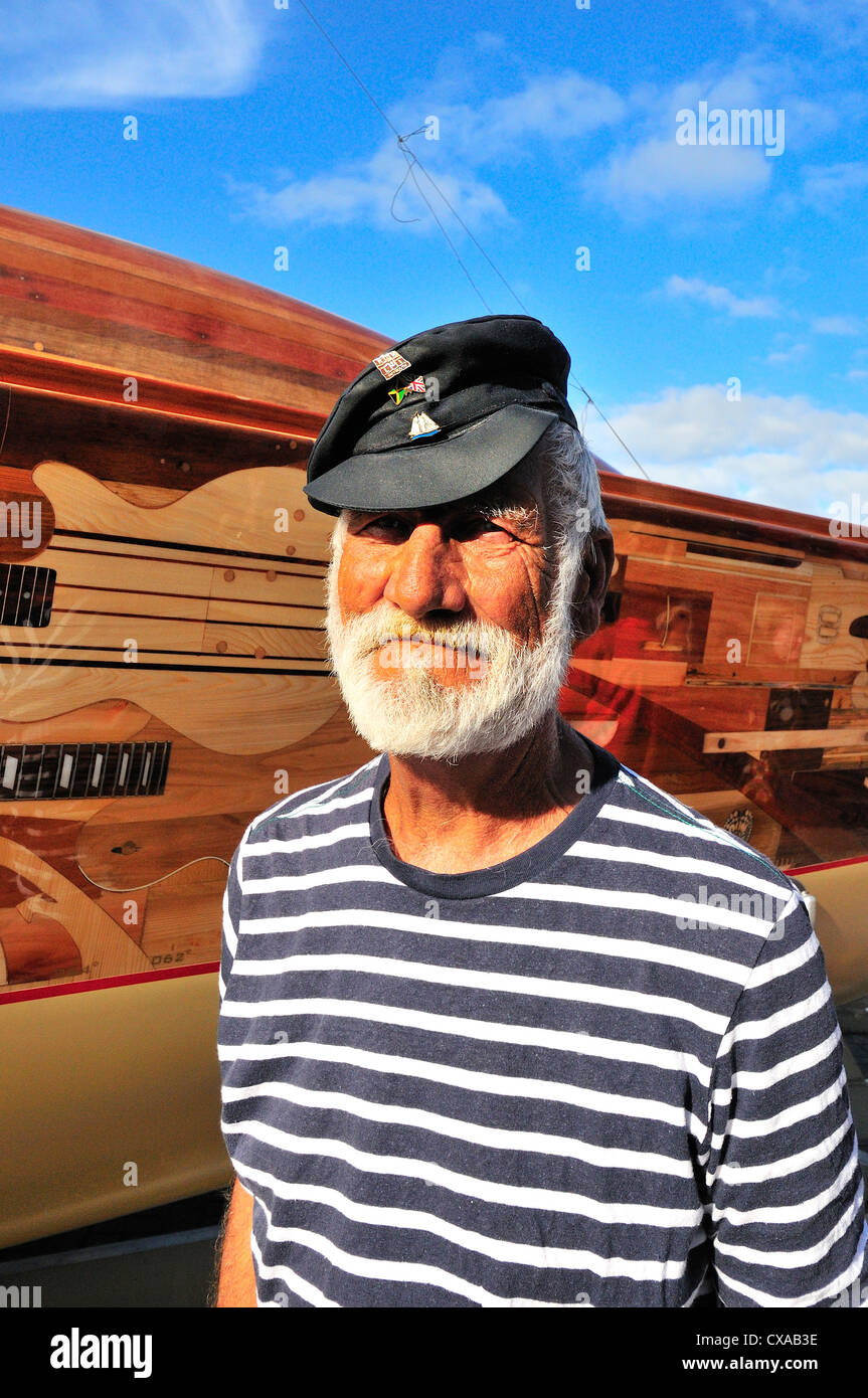 Personnage 'saman' vu sur Weymouth Town Quay, Weymouth , Dorset, avec le yacht de Lone Twin pour l'Olympiade culturelle derrière. Angleterre, Royaume-Uni Banque D'Images