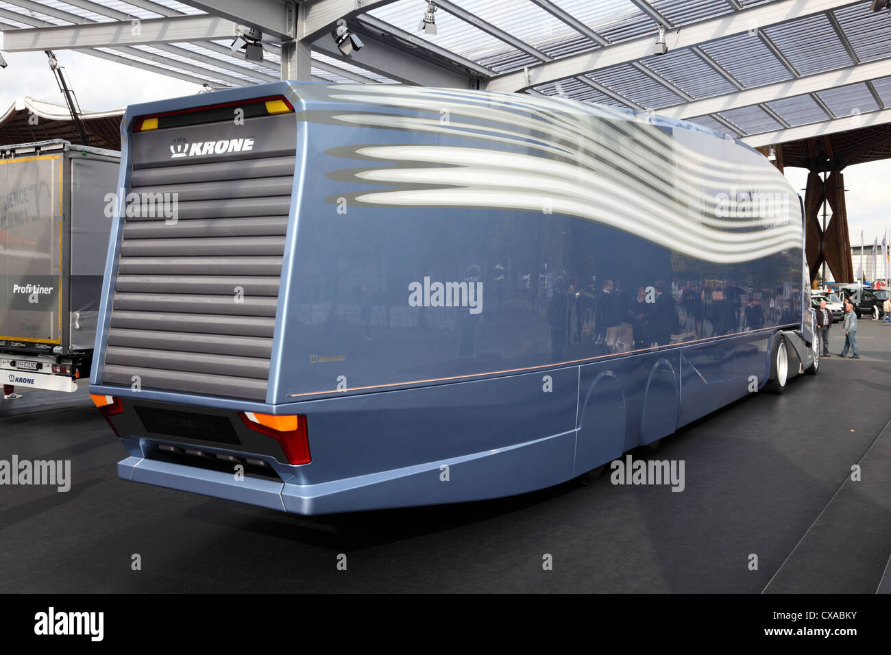 L'homme au camion concept aérodynamique du Salon International des Véhicules Utilitaires Banque D'Images