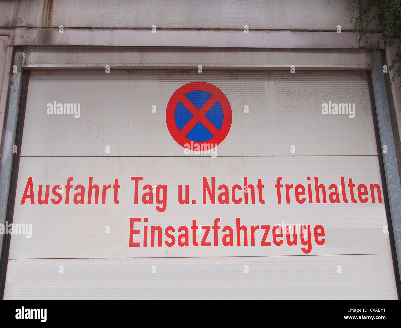 Un panneau routier pour une zone de stationnement interdit - en allemand Banque D'Images