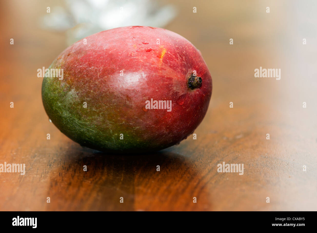 Une mangue fruit allongé sur une table en bois. Banque D'Images