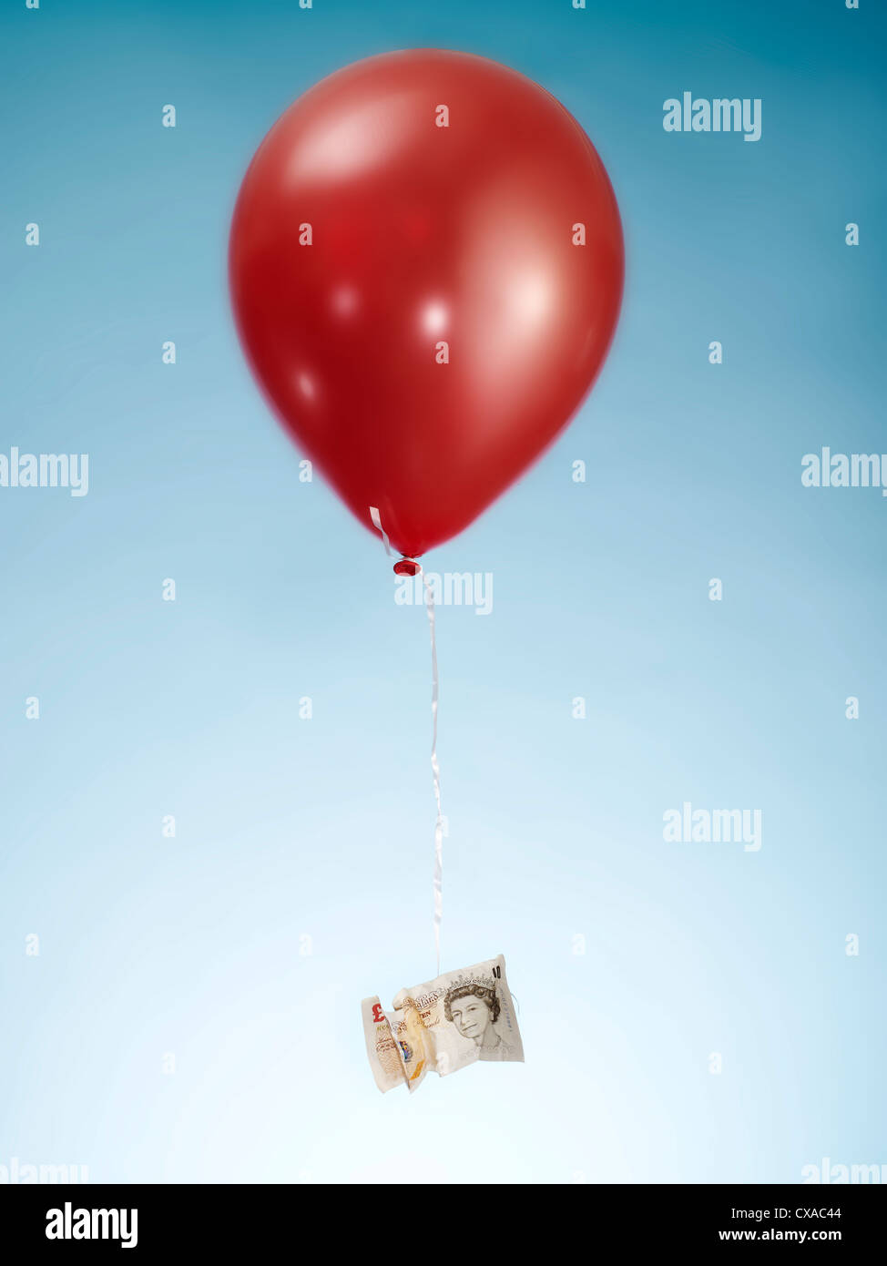 10 pound note attachée à ballon rouge flottant Banque D'Images