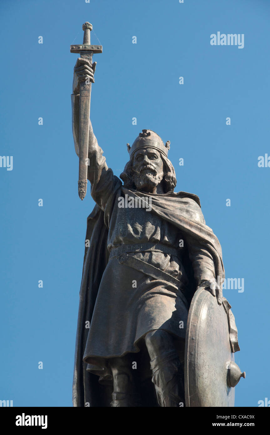 La statue du Roi Alfred le Grand regarde vers le bas sur la ville de Winchester, capitale historique de l'ancien royaume de Wessex. Hampshire, England, UK. Banque D'Images