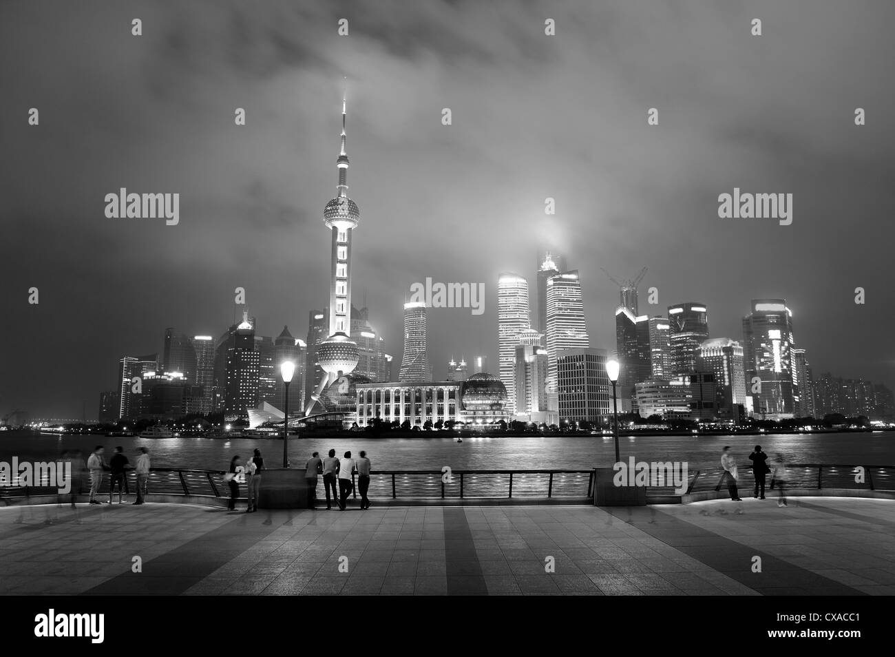 Shanghai urban city skyline sur tapis roulant de nuit en noir et blanc Banque D'Images