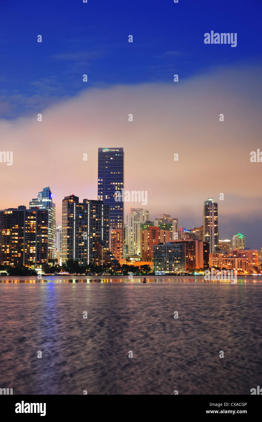 Miami city skyline panorama au crépuscule avec gratte-ciel urbain au-dessus de la mer avec la réflexion Banque D'Images