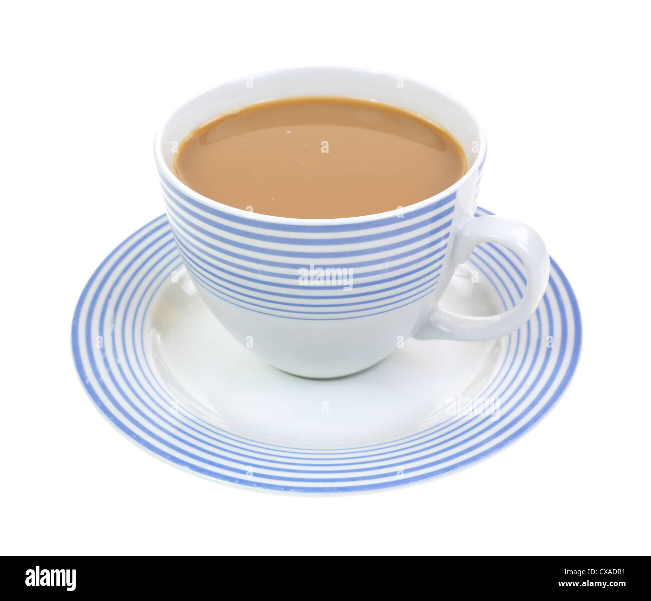 Une portion de café latte vanille française dans une tasse et soucoupe à rayures bleues sur fond blanc. Banque D'Images