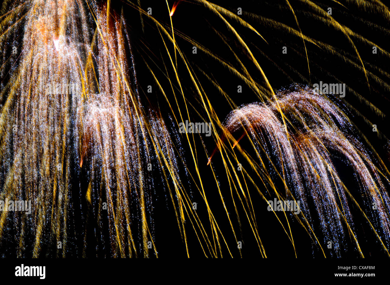 Feux d'artifice illuminent le ciel au cours d'une célébration du Nouvel An Banque D'Images