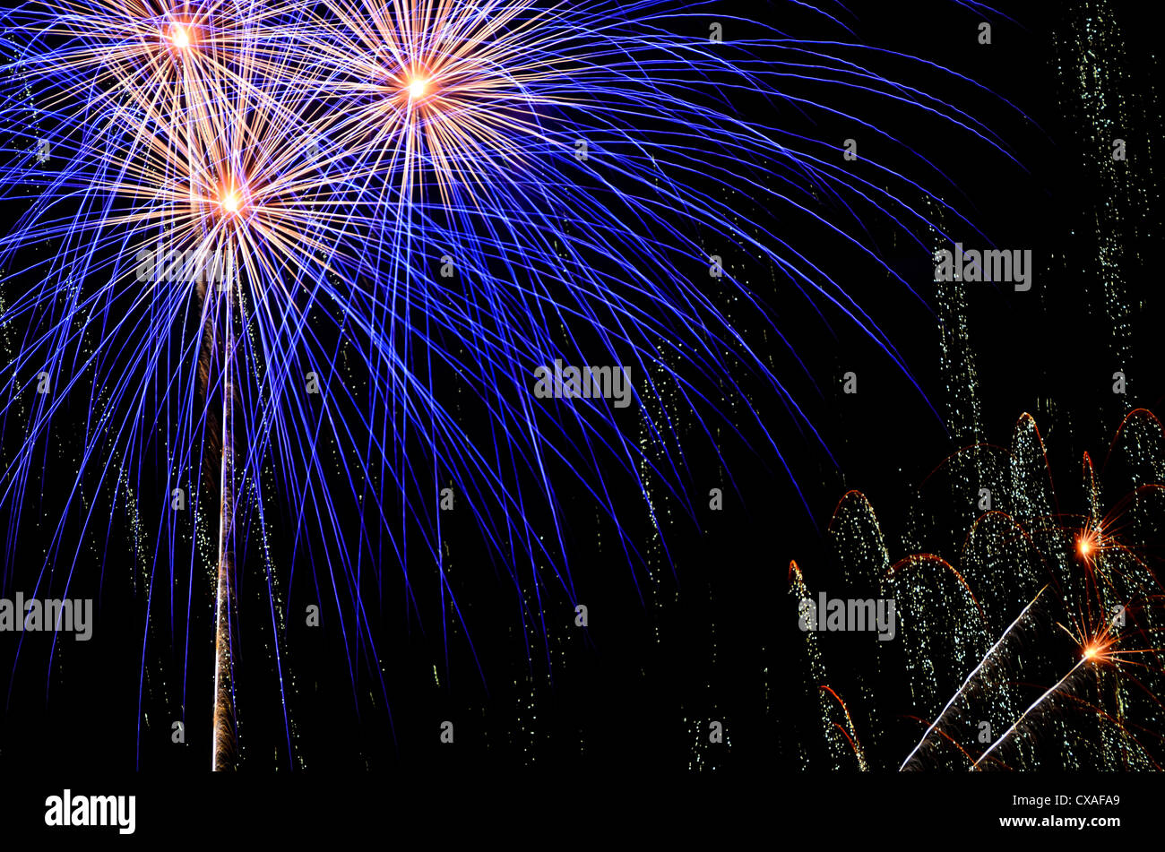 Feux d'artifice illuminent le ciel au cours d'une célébration du Nouvel An Banque D'Images