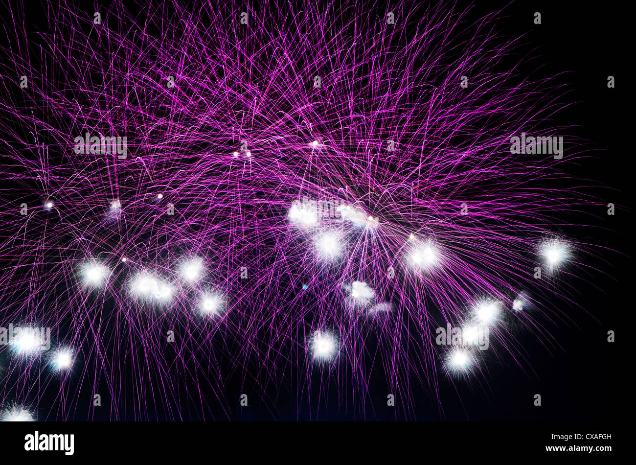 Feux d'artifice illuminent le ciel au cours d'une célébration du Nouvel An Banque D'Images