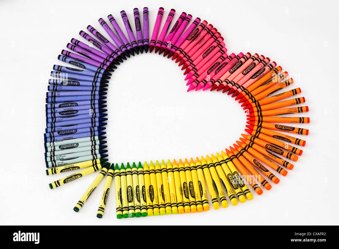 Les crayons de cire colorée en forme de coeur sur fond blanc Banque D'Images
