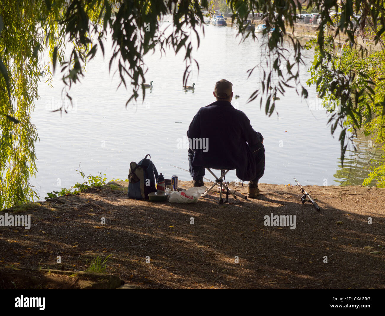 Pêcheur d'attente - St Helen's Wharf, Abingdon-on-Thames, Angleterre Banque D'Images