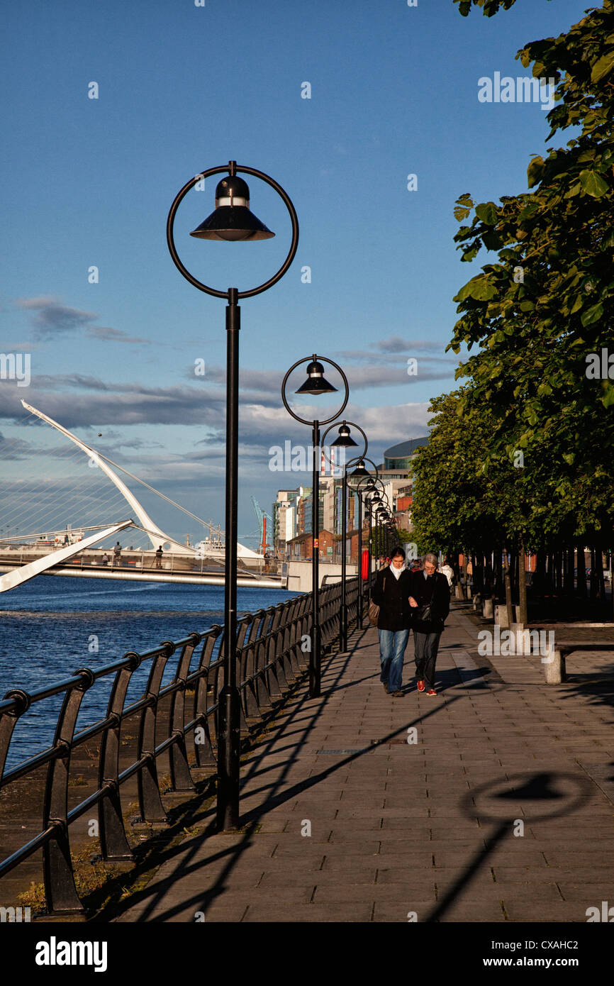Vue sur la rivière Liffey avec le Sean O'Casey et les ponts de Samuel Beckett dans l'arrière-plan. Dublin. L'Irlande Banque D'Images
