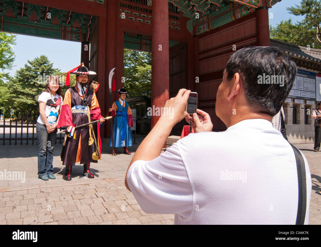 Prise de photos touristiques de la Garde royale au palais Deoksugung, Séoul, Corée Banque D'Images