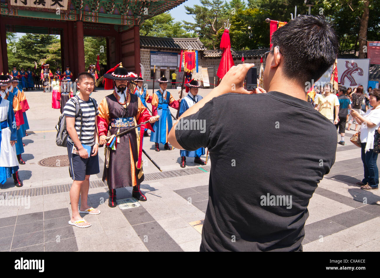 Les touristes de prendre des photos de la Garde royale au palais Deoksugung, Séoul, Corée Banque D'Images