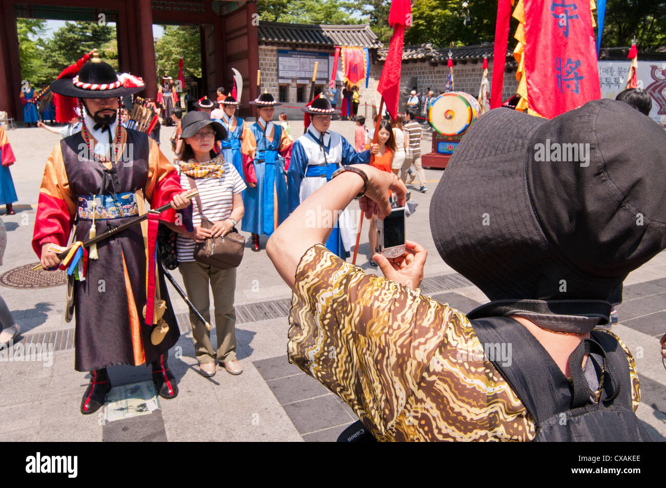 Les touristes de prendre des photos de la Garde royale au palais Deoksugung, Séoul, Corée Banque D'Images