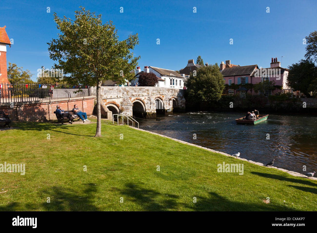 Trois hommes dans un bateau de pêche sur la rivière Avon à Christchurch Dorset England UK. Banque D'Images