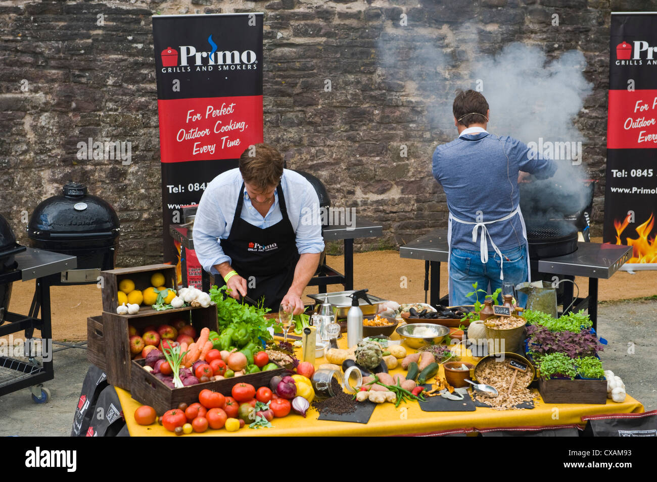 Plat chefs Matt Tebbutt (à gauche) & Mitch Tonks donner une démonstration pendant un barbecue Abergavenny Food Festival Banque D'Images