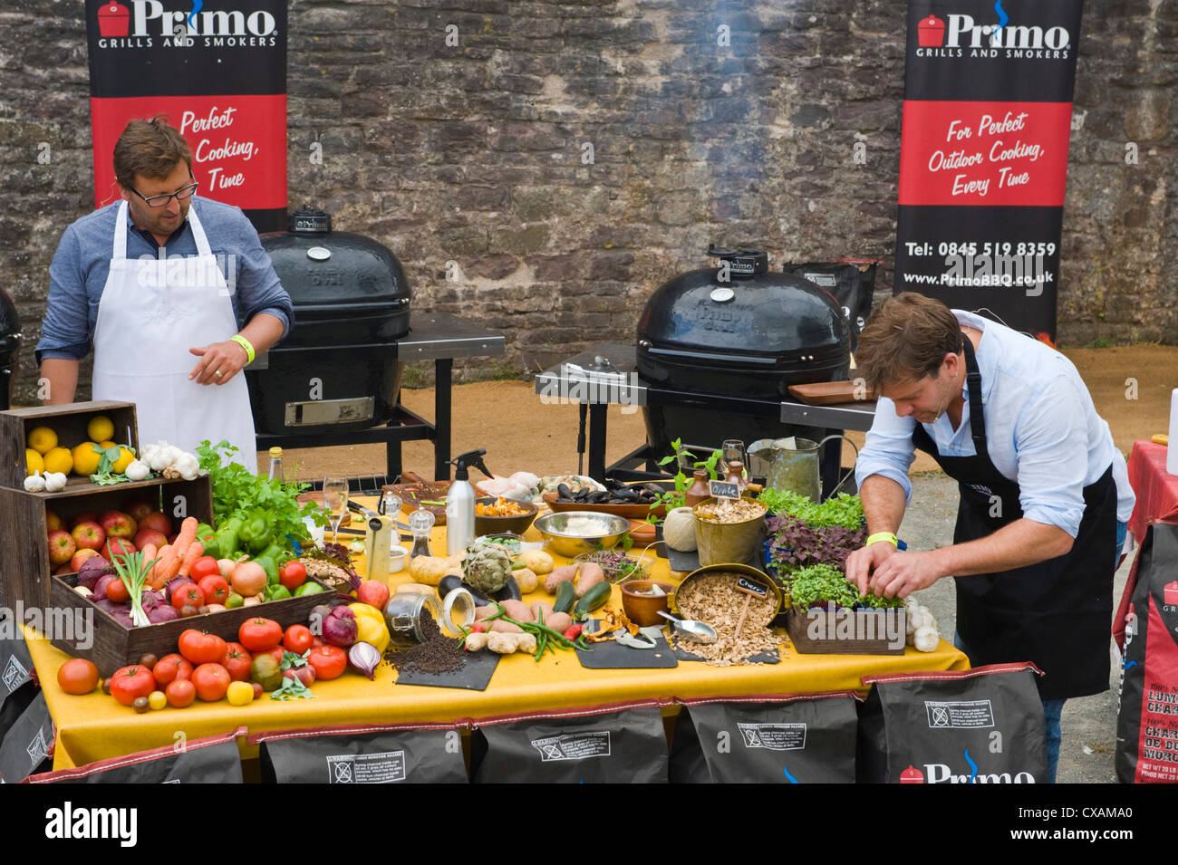 Plat chefs Matt Tebbutt (Droite) & Mitch Tonks donner une démonstration pendant un barbecue Abergavenny Food Festival Banque D'Images