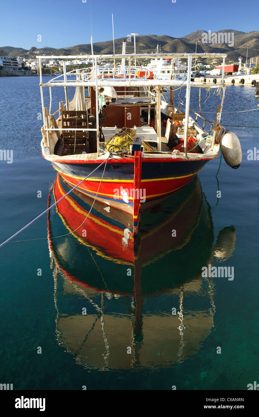 Agios Nikolaos, bateau de pêche reflétée sur la surface de l'eau Banque D'Images