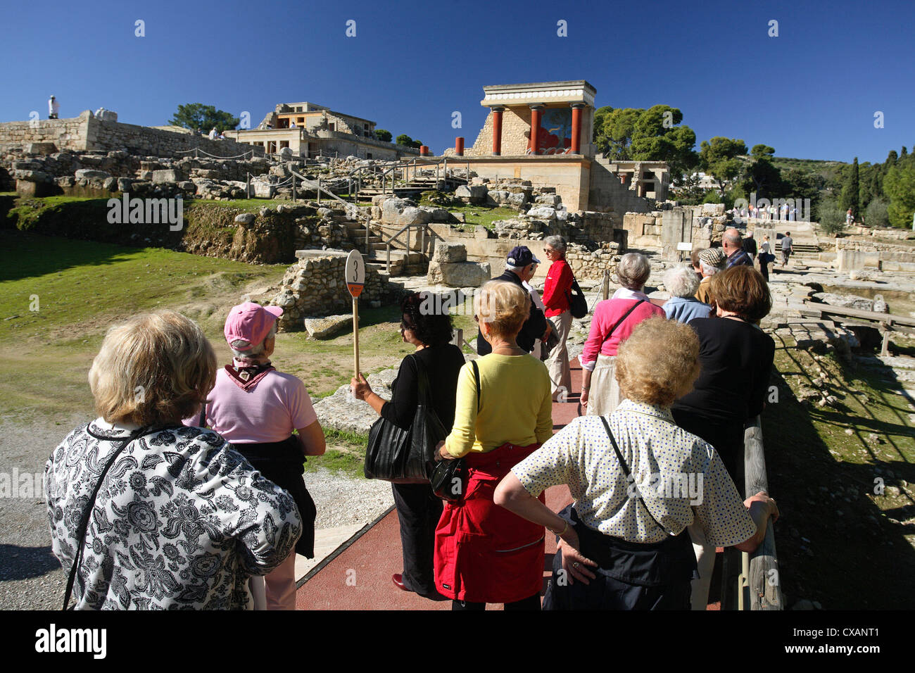 Knossos, les touristes visiter les vestiges du palais Banque D'Images