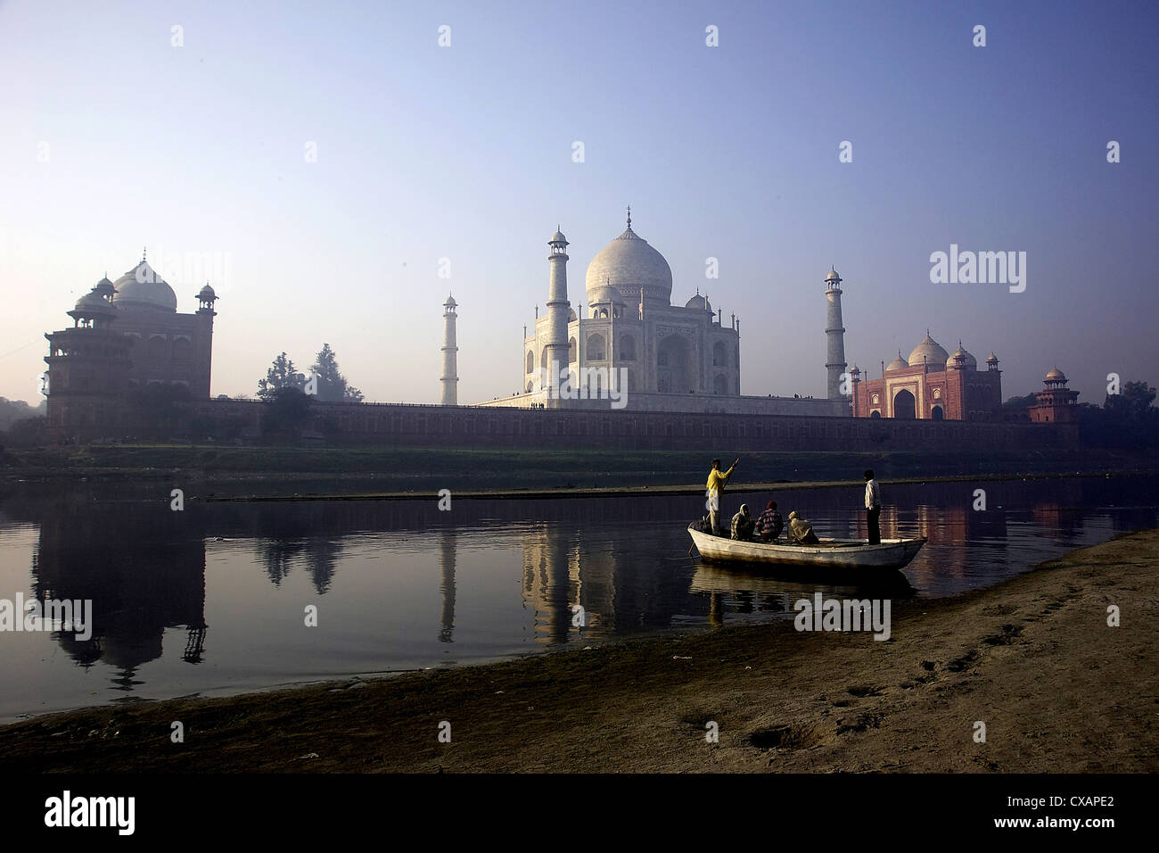 Le Taj Mahal vu depuis les rives de la rivière Yamuna à Agra, Inde Banque D'Images