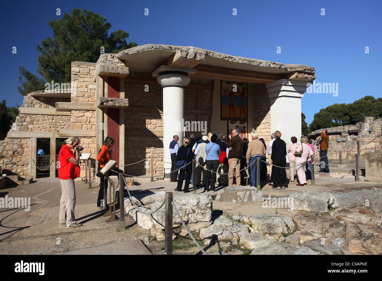Knossos, les touristes visiter les vestiges du palais Banque D'Images