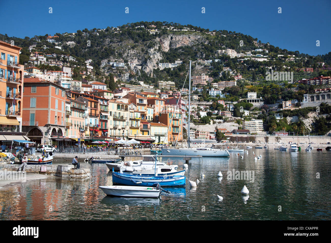 Bâtiments colorés le long de front de mer, Villefranche, Alpes-Maritimes, Provence-Alpes-Côte d'Azur, d'Azur, France Banque D'Images