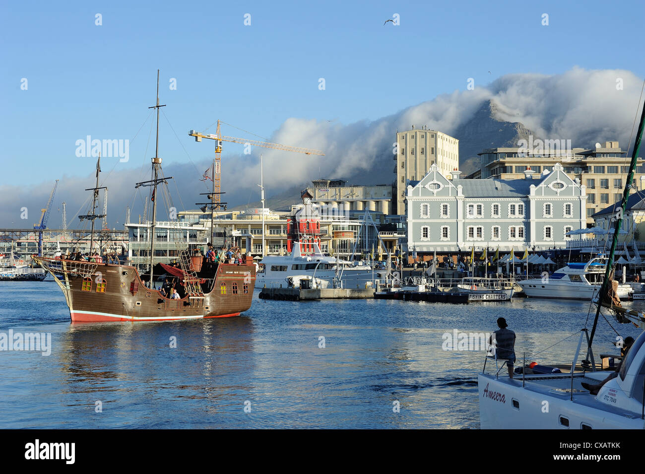 Réplique bateau de pirate, Waterfront port, la Montagne de la table en arrière-plan, Le Cap, Afrique du Sud, l'Afrique Banque D'Images