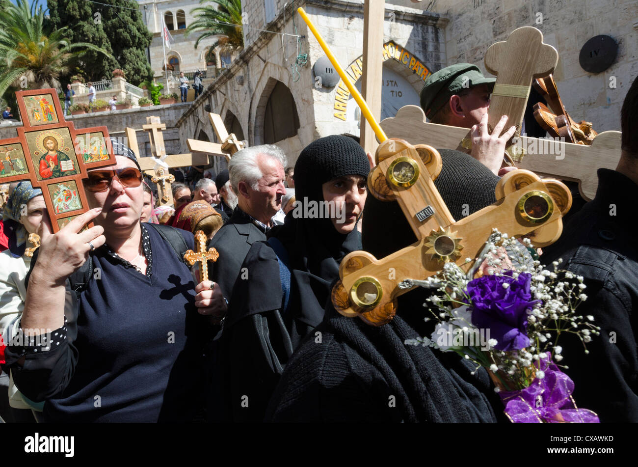 Les processions du Vendredi Saint orthodoxe sur le chemin de la Croix. Vieille ville, Jérusalem, Israël, Moyen Orient Banque D'Images