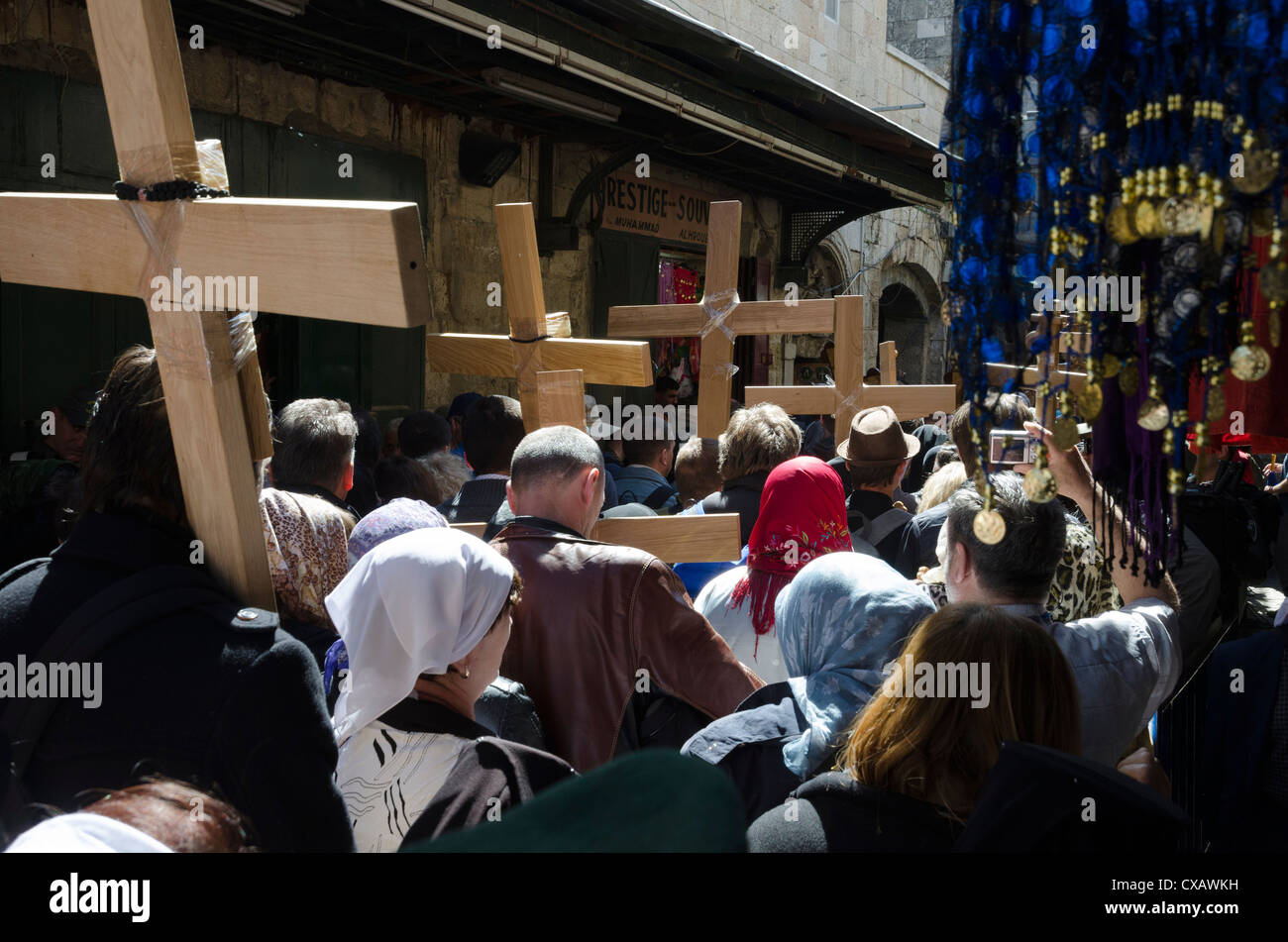 Les processions du Vendredi Saint orthodoxe sur le chemin de la Croix. Vieille ville, Jérusalem, Israël, Moyen Orient Banque D'Images