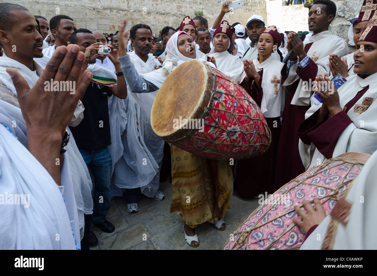 Célébrations du Vendredi Saint éthiopien au Saint Sépulcre, vieille ville, Jérusalem, Israël, Moyen Orient Banque D'Images