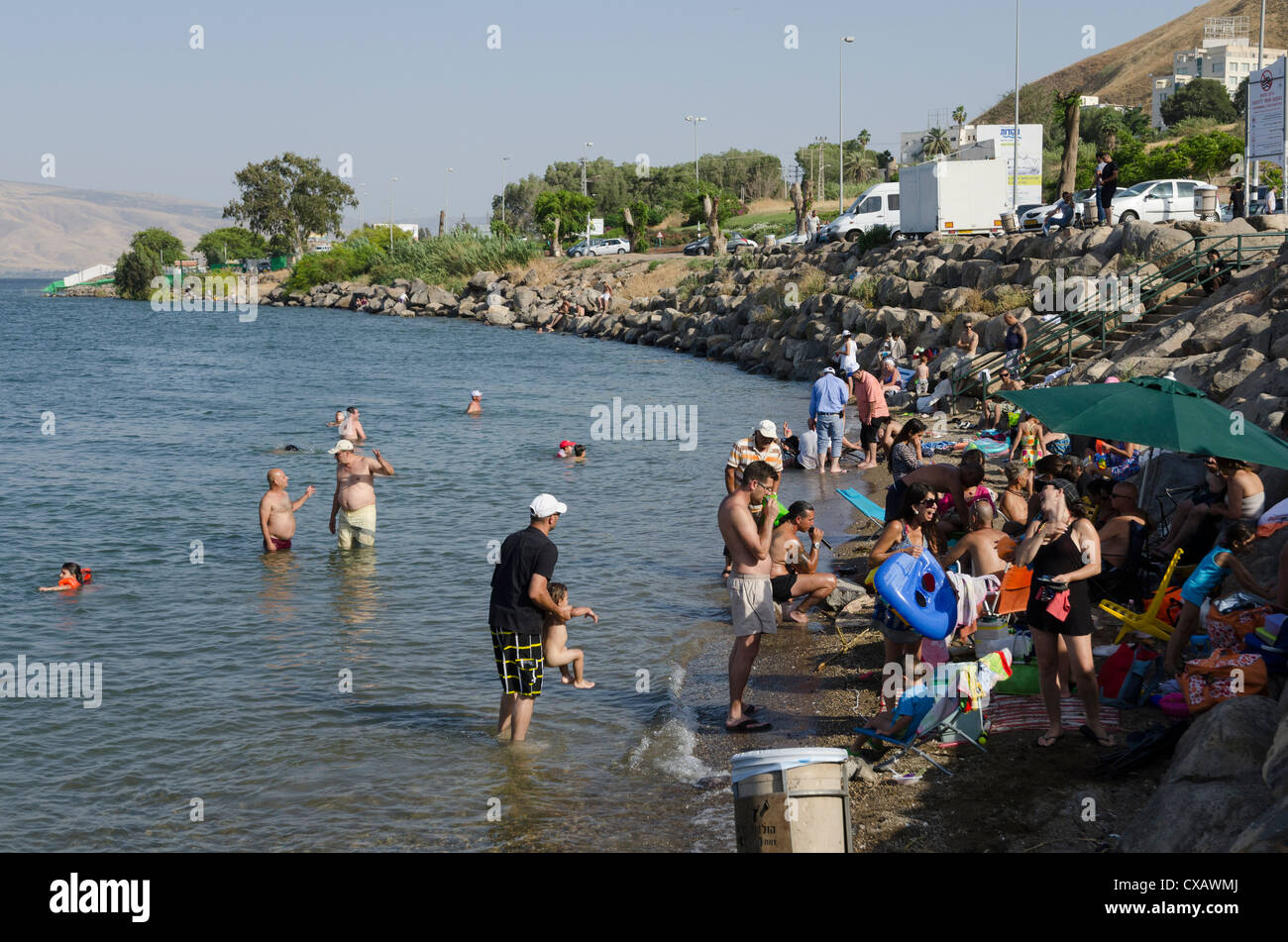 Les gens se baigner dans la mer de Galilée, de Tibériade, Israël, Moyen Orient Banque D'Images