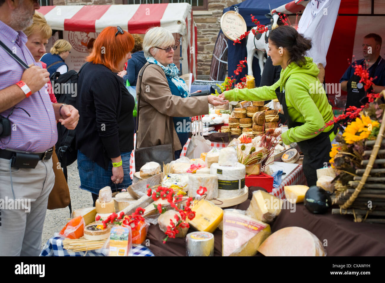 Les visiteurs d'acheter du fromage sur le bloquer en cours Abergavenny Food Festival Banque D'Images