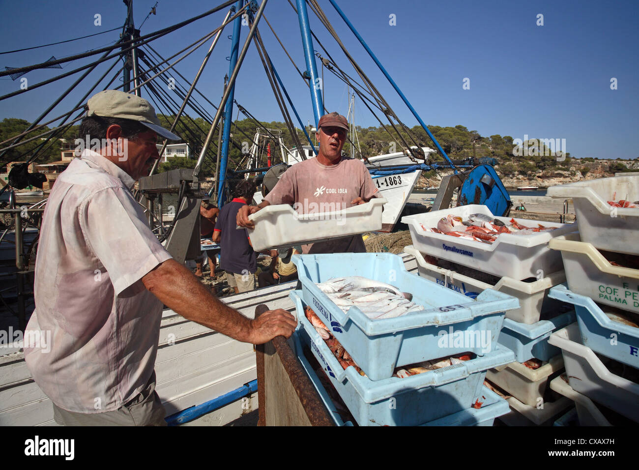 Cala Figuera, les pêcheurs avec leurs prises à port Banque D'Images