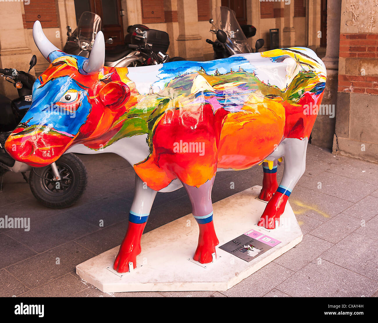 L'une des vaches dans un cadre coloré Cow Parade parsemées autour de TOULOUSE Haute-Garonne Midi-Pyrénées France Banque D'Images