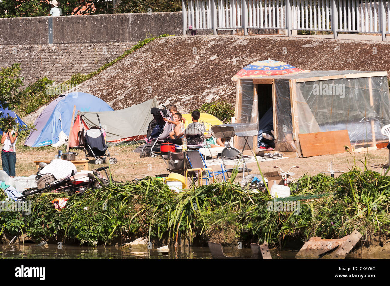 Une famille de voyageurs qui vivent dans des tentes par la Banque de la Garonne dans le centre de Toulouse Midi-Pyrénées France Banque D'Images