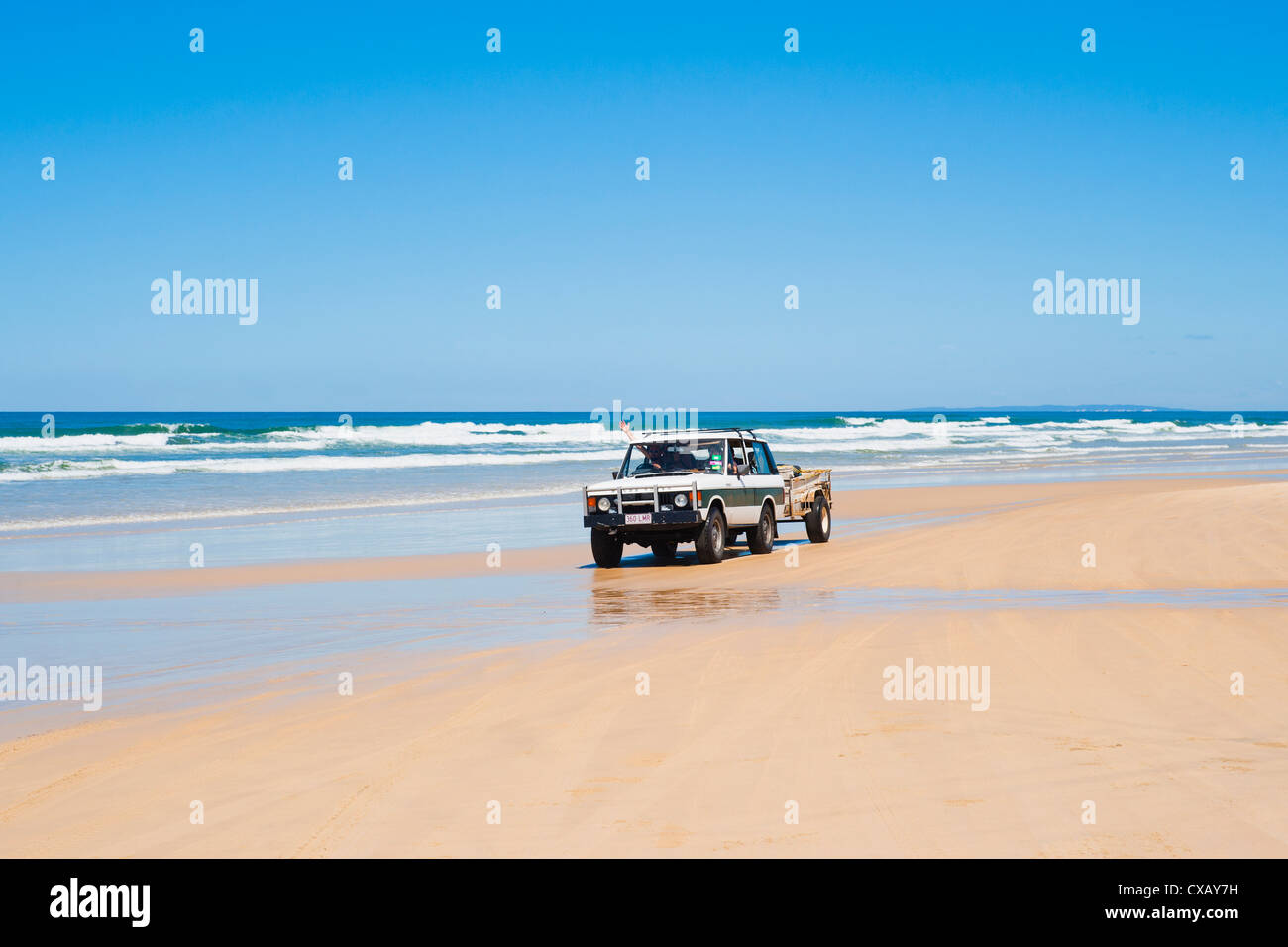 Les touristes de la conduite sur soixante cinq Mile Beach sur une route 4x4 visite de Fraser Island, Queensland, Australie Banque D'Images